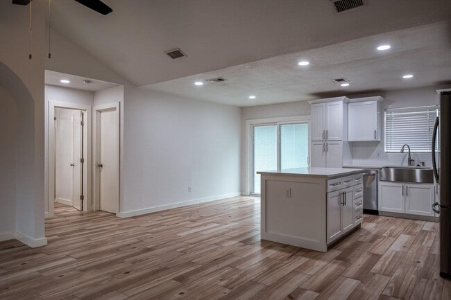 Building Photo - 282 Vista Hermosa