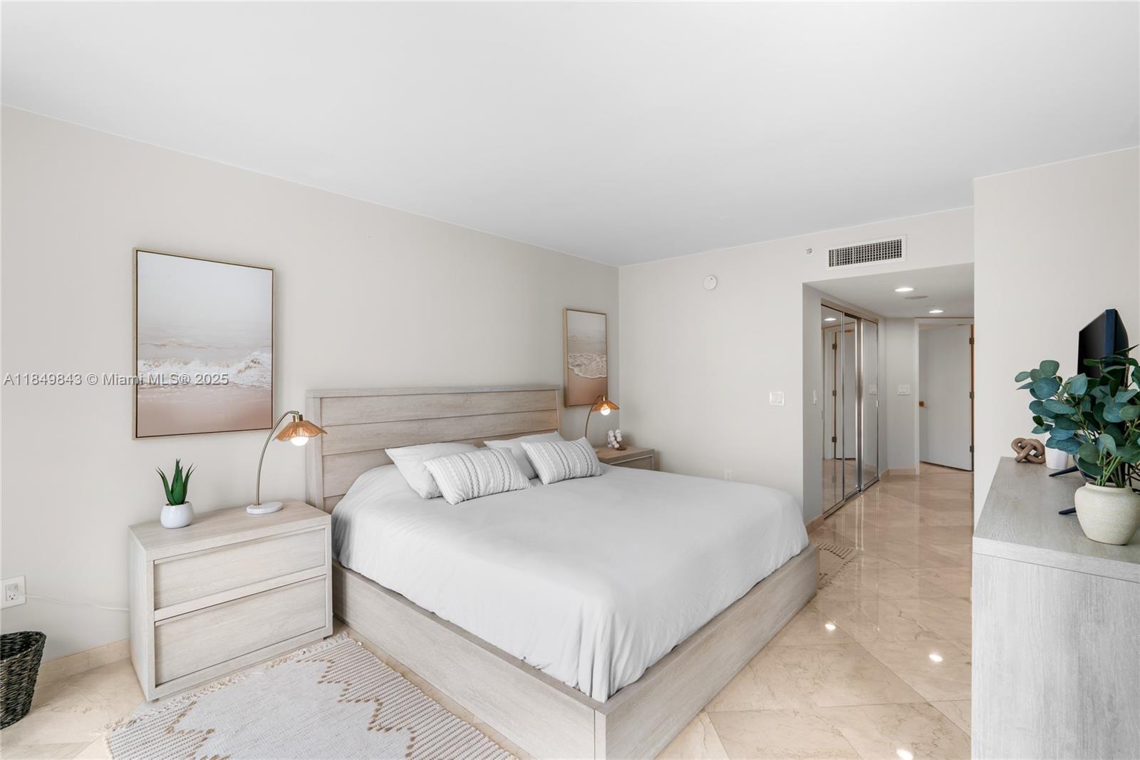 Building Photo - 16500 Collins Ave