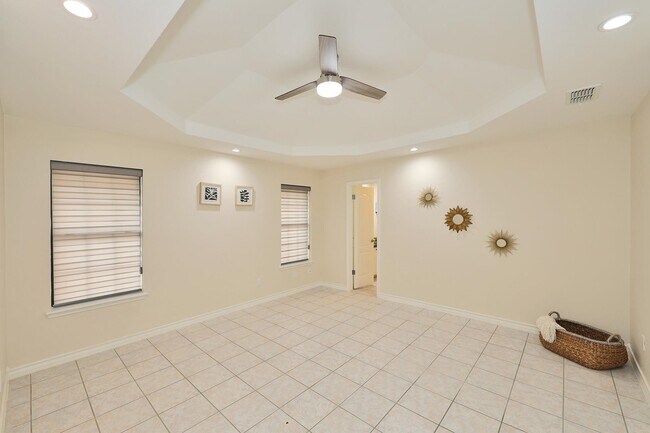 Building Photo - 220 Green Jay Ln