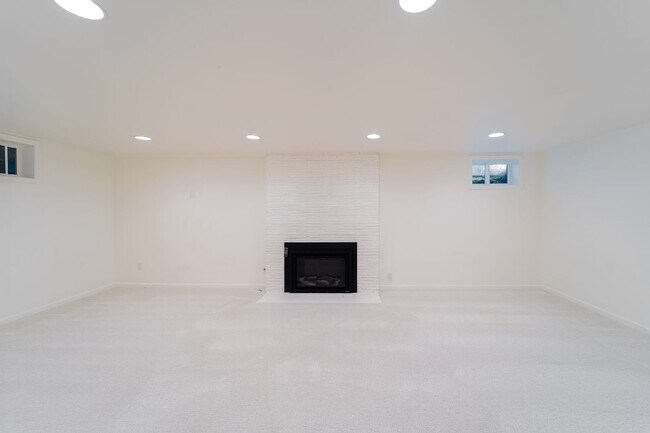 Building Photo - 1025 SW Davenport St