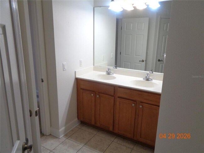 Building Photo - 210 Woodhouse Ln