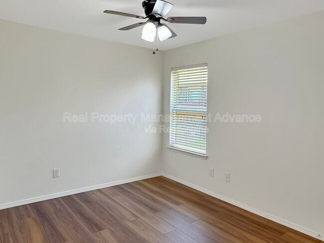 Building Photo - 1305 Savannah Ridge Dr
