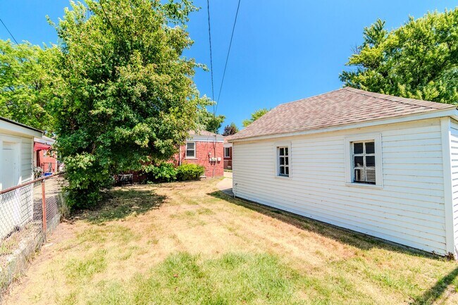 Building Photo - 23000 Alger St