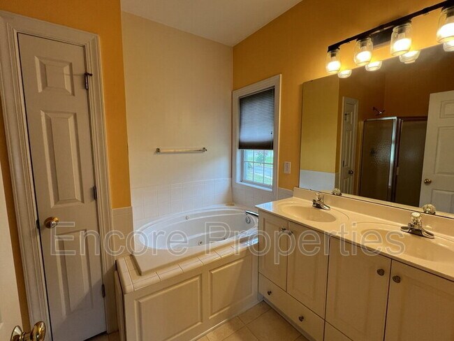 Building Photo - 1008 Elmsleigh Way