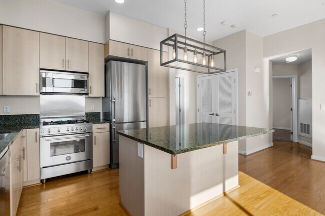 Building Photo - 1066 41st Ave