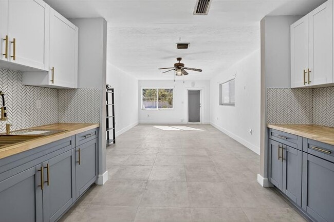 Building Photo - 642 SW 11th St