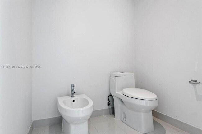 Building Photo - 2020 N Bayshore Dr