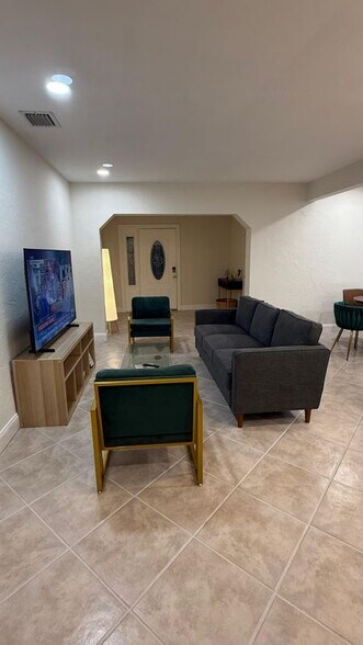 Building Photo - 1931 Mayo St