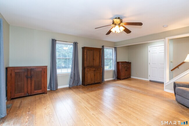 Building Photo - 8 Oak Tree Ln
