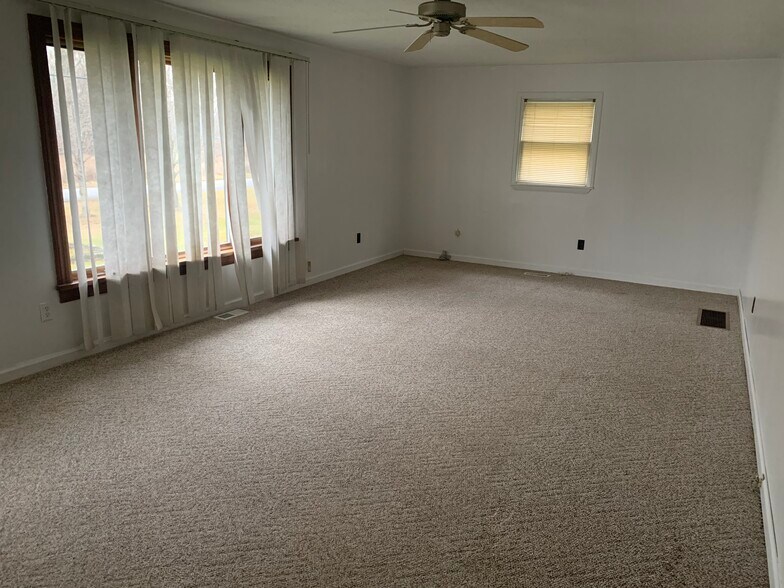 Living room - 6105 Dacola Shores Rd