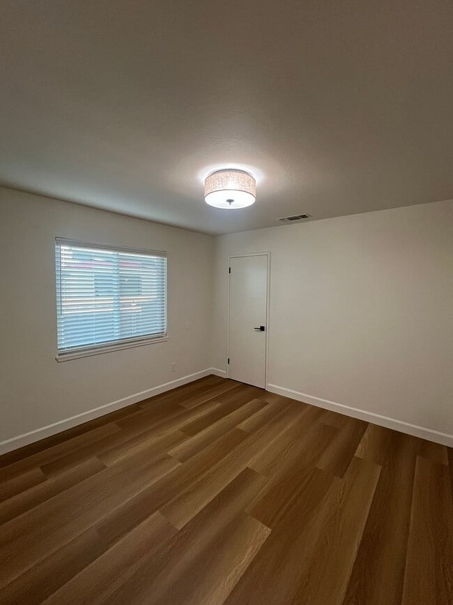 Building Photo - GORGEOUS REMODELED 3 BEDROOM HOME IN TAHOE PARK!!
