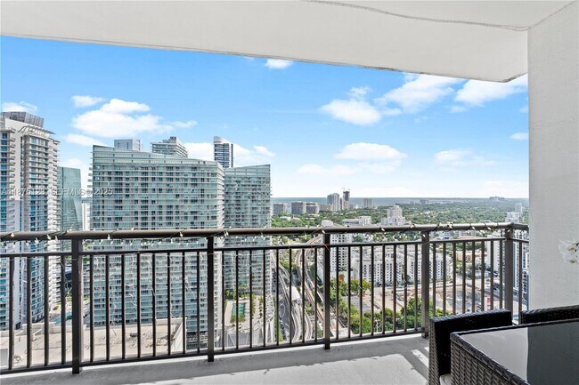 Building Photo - 999 SW 1st Ave