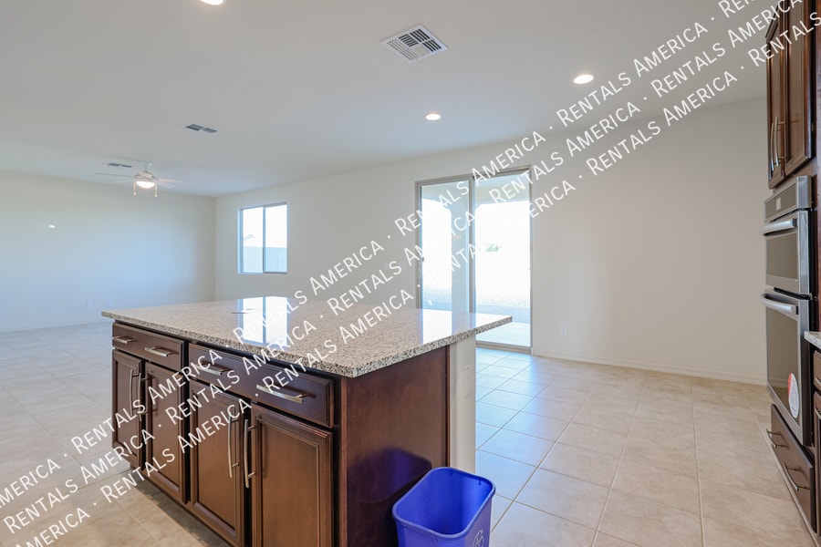 Building Photo - 5625 N 87th Dr