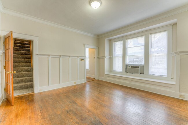 Building Photo - Rent reduced! Move-in special - 1/2 off Fi...