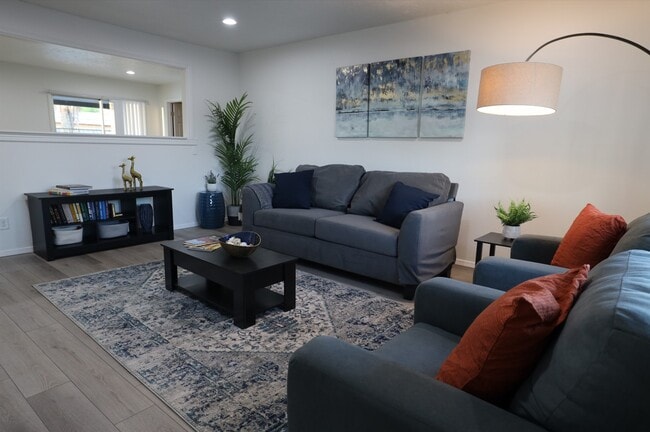 Building Photo - 328 E Dunbar Dr