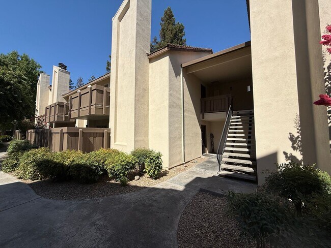 Building Photo - Updated 2-bedroom condo in gated community!