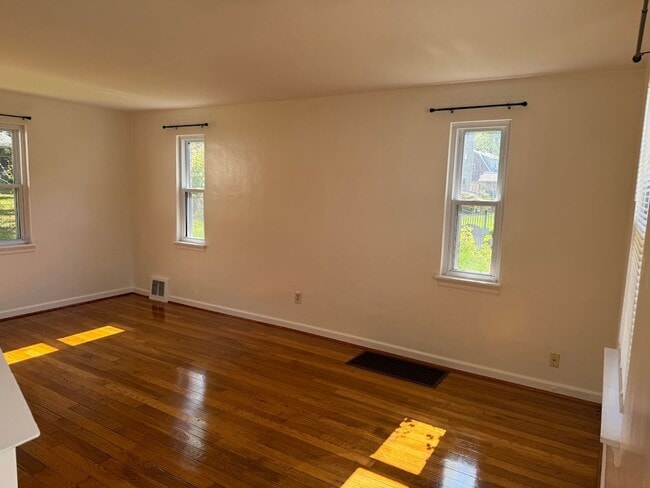 Building Photo - Completely Updated, Open , Quiet House in Oakmont!