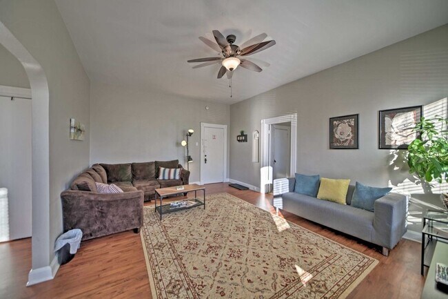 Building Photo - Surprisingly Spacious Apartment with ALL u...