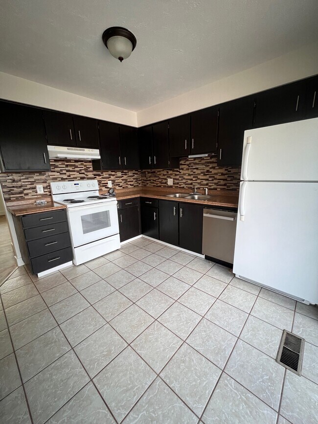 Building Photo - 657 Gold Hunter LLC