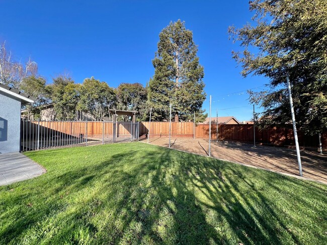 Building Photo - Large Hollister Home in Cul-de-sac