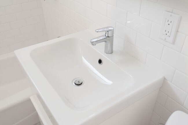 Building Photo - This beautifully updated  1 bed / 1 bath a...