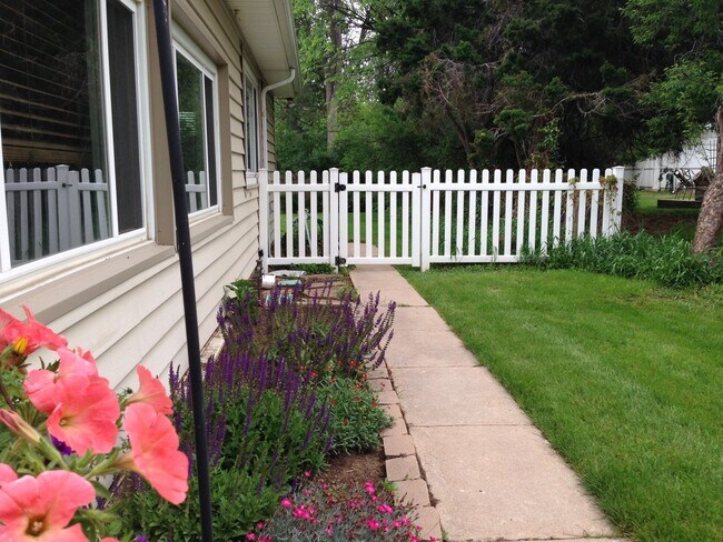 Building Photo - Evolve Real Estate: Available 6/6/2026! Quaint 3 Bedroom Ranch with Huge Yard in University Hills...