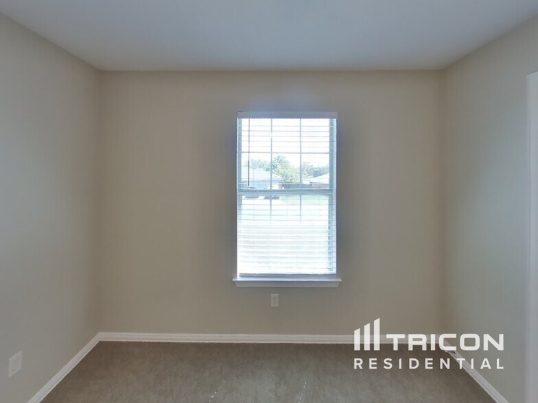 Building Photo - 604 Cumberland Dr