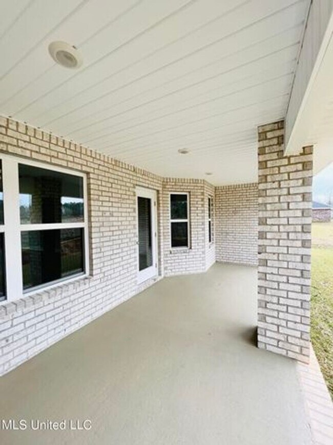 Building Photo - Luxury 4 bedroom 3 bath Home for rent