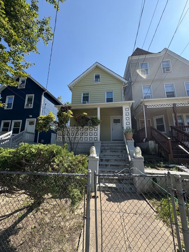 Building Photo - 1006 Summerfield Ave