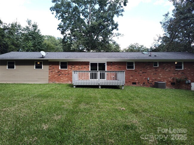 Building Photo - 303 Cedarwood Ln