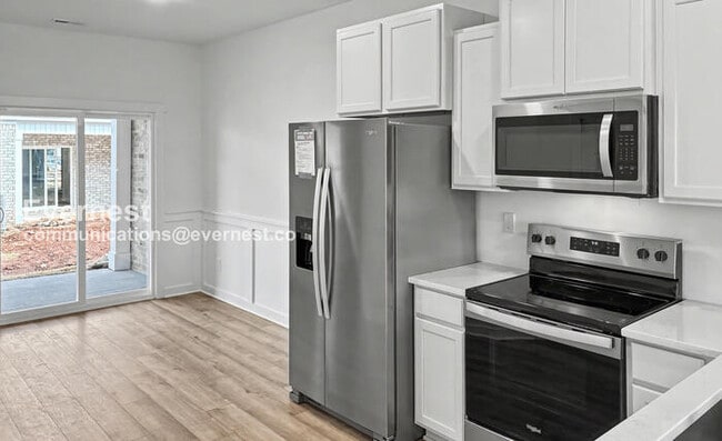 Building Photo - 3 Bed/3 Bath Townhome with Off-Street Parking / Pet-Friendly / Vouchers Accepted / Available Now!