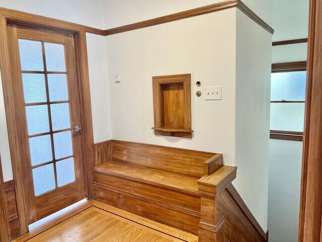 Building Photo - Top Floor 2BR/1BA + Newly Renovated Unit! Parking! In-Unit Laundry! PROGRESSIVE