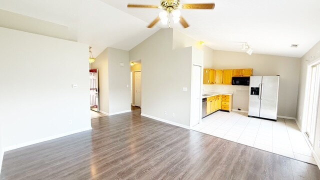 Building Photo - BROWNSBURG 3 BEDROOM/2 BATH HOME AVAILABLE NOW!