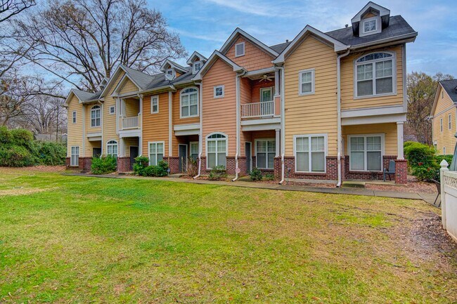Building Photo - Live off Central Ave. in END UNIT 2 bed/2.5 bath Townhome (NO CARPET!)