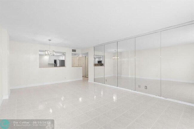 Building Photo - 1149 Hillsboro Mile