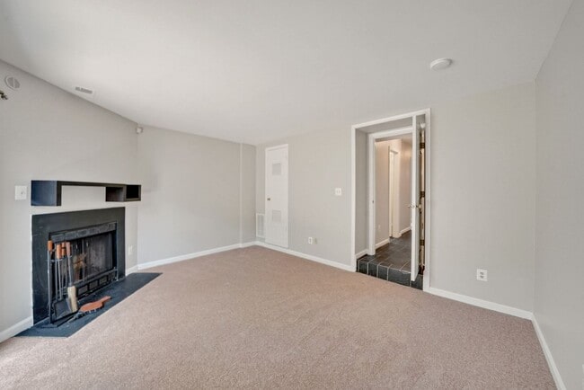 Building Photo - Updated // 3 Bedroom 2 Bathroom Condo // A...