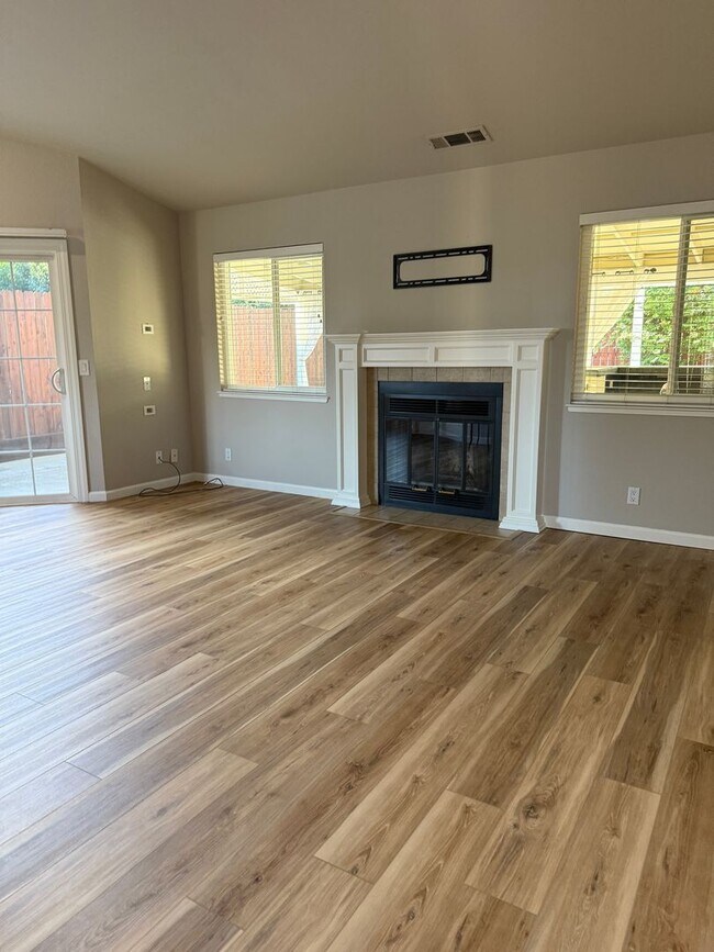 Building Photo - Charming 2-bedroom, 2-bathroom home locate...