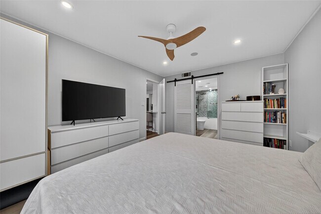 Building Photo - 700 SE 2nd Ave