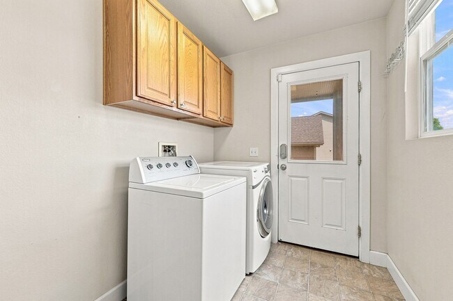 Building Photo - 2202 Hanham Dr