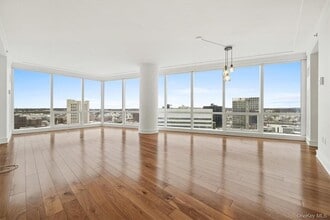 Building Photo - 5 Renaissance Square