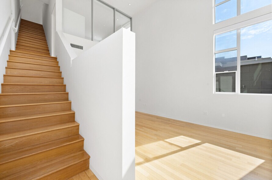 Building Photo - 742 N Hudson Ave