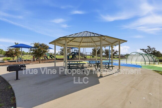 Building Photo - 2906 Millikan Dr