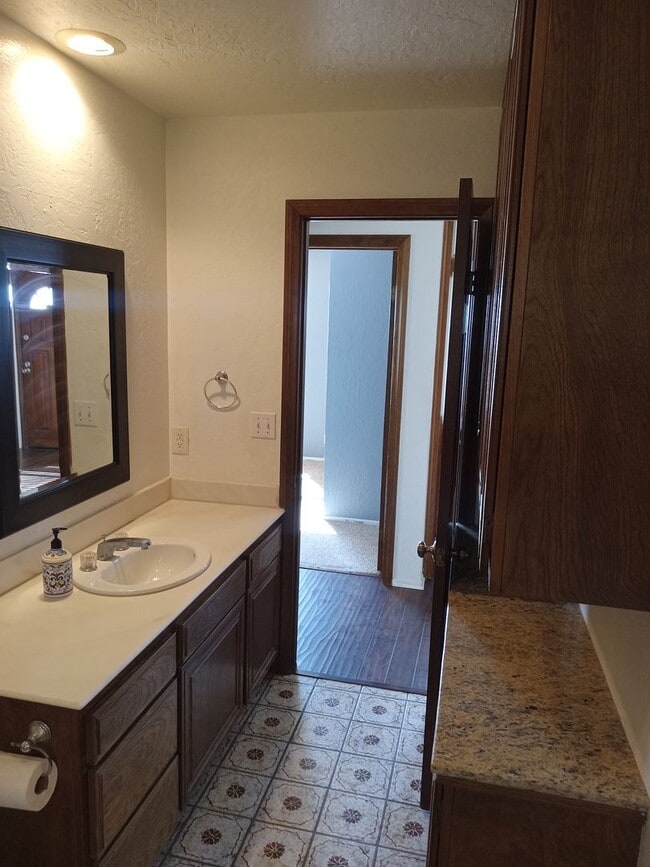 Building Photo - Fabulous 3 bedroom 2 bath tri-level home w...