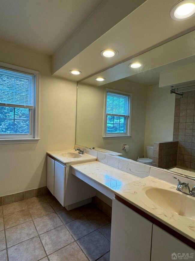 Building Photo - 905 Woodhaven Dr