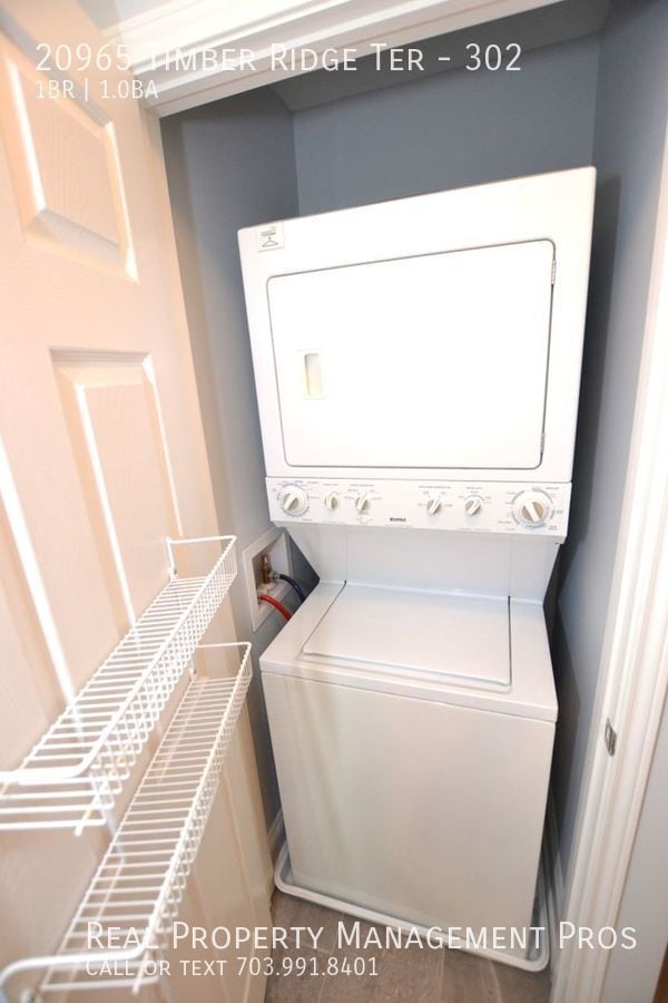 Building Photo - Beautifully Updated 3rd Floor Condo For Re...
