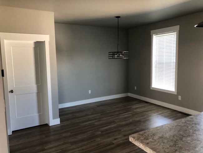 Building Photo - Gorgeous 3 bed townhome