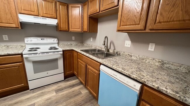 Building Photo - A charming ground floor apartment with (2)...