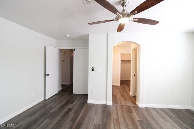 Building Photo - 301 Laguna Glen Dr