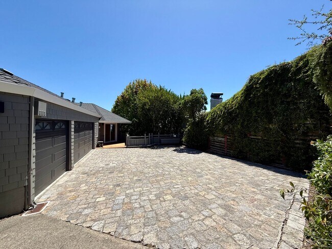 Building Photo - 51 Via Los Altos