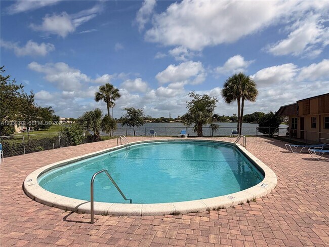 Building Photo - 412 Lakeside Dr